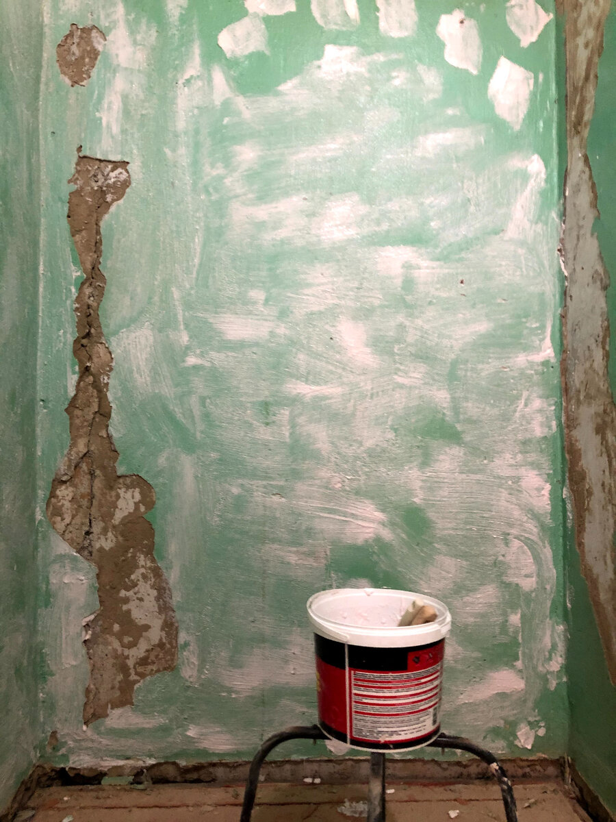 В данном пространстве ранее хранился видео архив и проводились радио-эксперименты, лудилась канифоль, на данном отрезке времени помещение реставрируется под хранение.