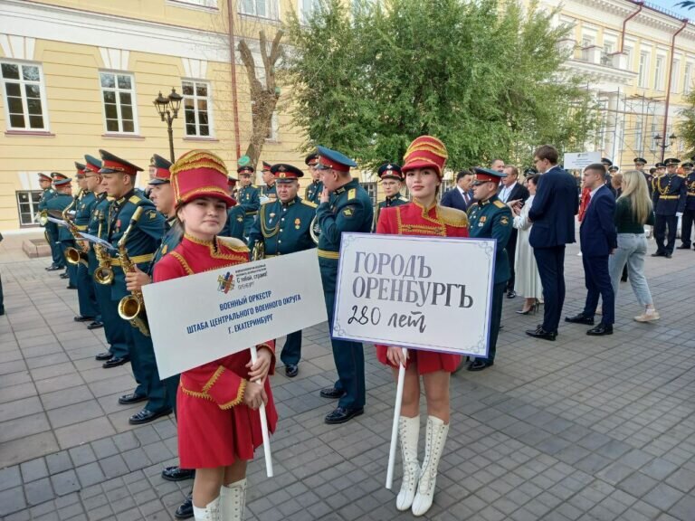    По главной улице с оркестром. По Советской идут духовые коллективы Марина Шарт