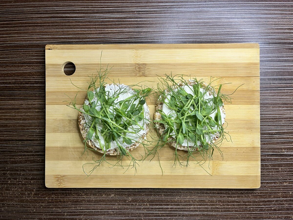 Идеальные бутерброды для завтрака с микрозеленью гороха | Simply Recipes |  Дзен