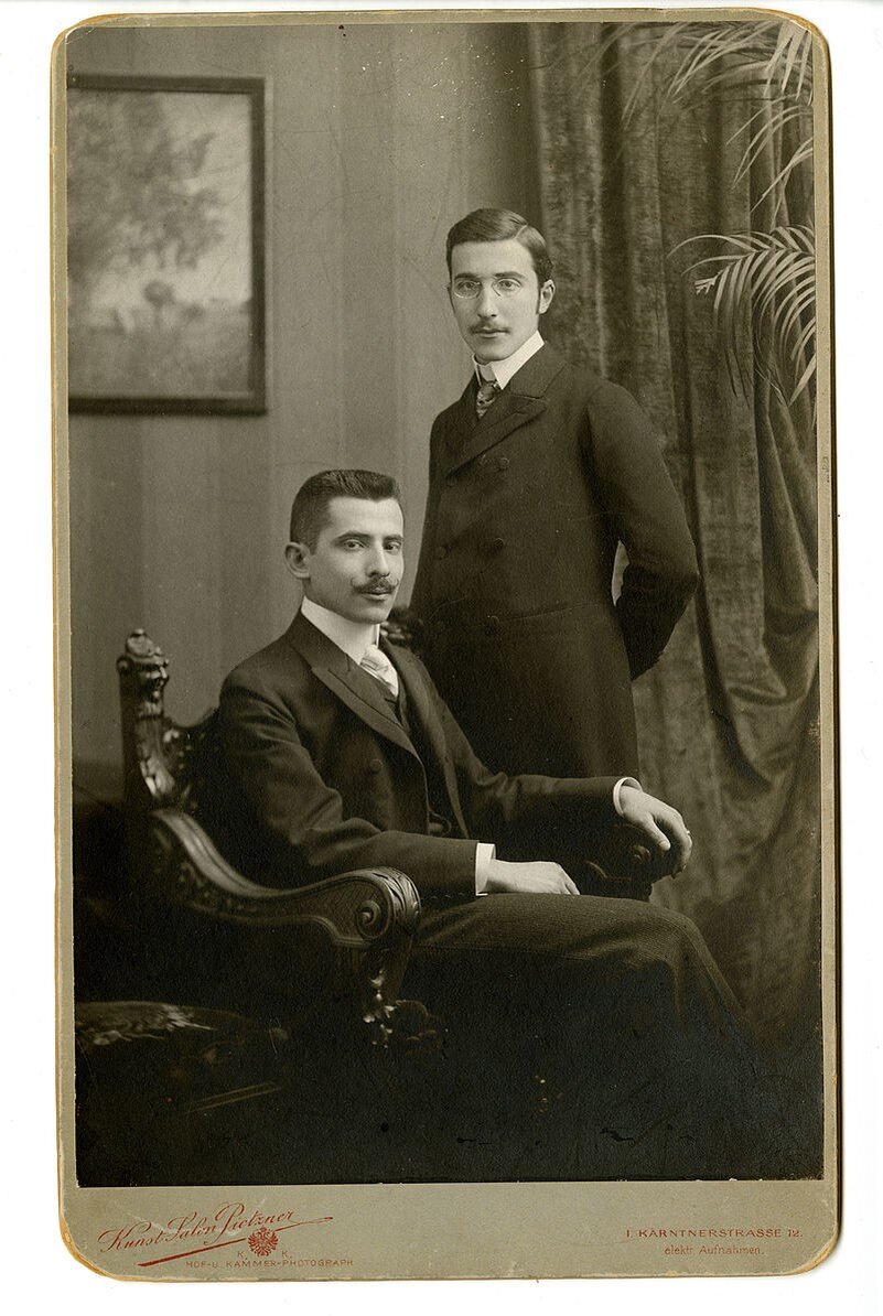 Стефан Цвейг (стоит) с братом Альфредом. Ок. 1900 г.