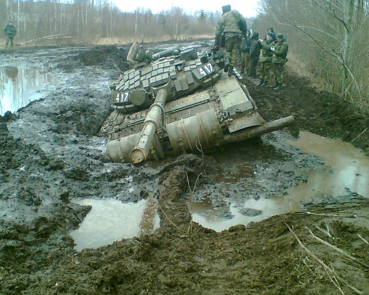 танк т-72 застрял в грязи