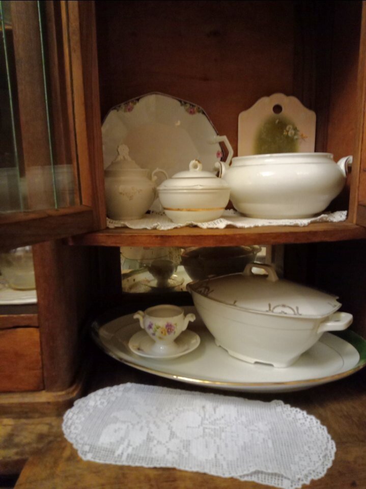 Наполняем новый экспонат-старинный буфет старинной посудой.Личное фото