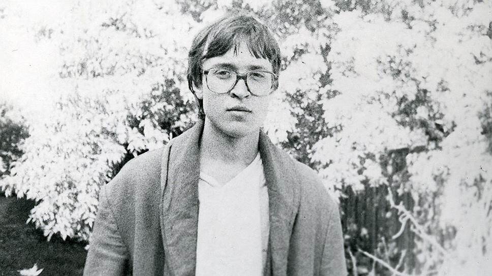    Игорь Летов родился 10 сентября 1964 года в семье военного и врача. В юности, живя в Москве у брата — саксофониста Сергея Летова, увлекся рок-музыкой. В Ленинграде купил себе бас-гитару и поехал в родной Омск создавать группу gr-oborona.ru