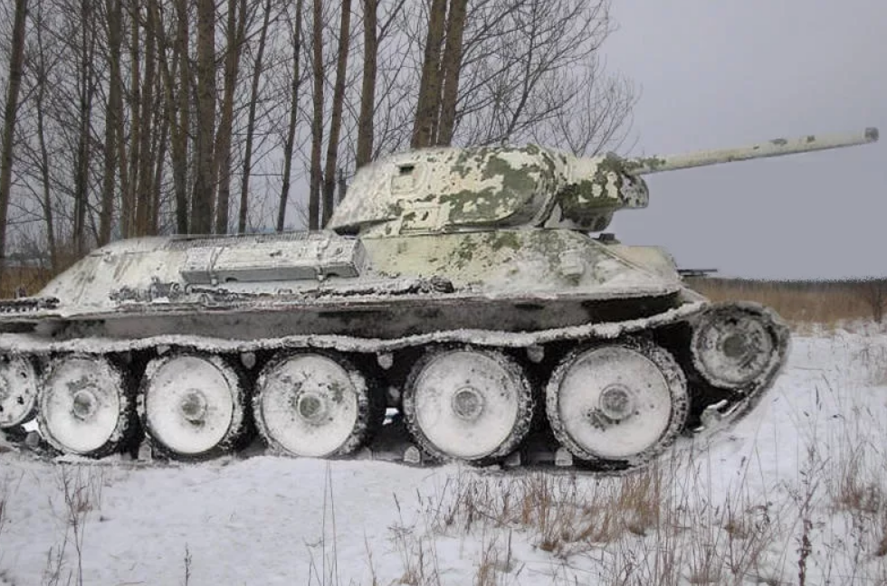  Как оказалось, что СССР помогали не только фашистские швеи, которые шили немцу холодную форму от которой он промерзал до костей в лютые февральские морозы, но и моляры, которые красили немецкие танки-5
