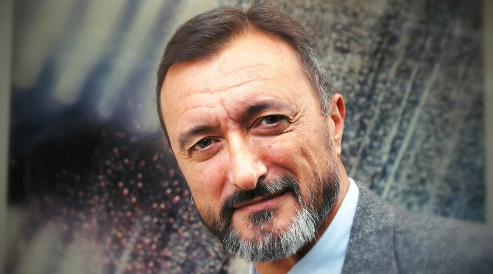 Артуро Перес-Реверте (род. 25.11.1951 г.) – испанский писатель, журналист, автор исторических романов и детективов.