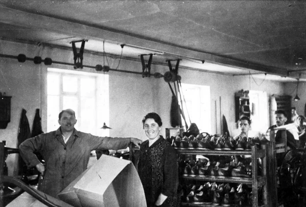 Lowa производит обувь с 1923 года. Компания находится в Баварии, немного севернее Мюнхена, в предгорье Альп, где всегда была необходима хорошая обувь.