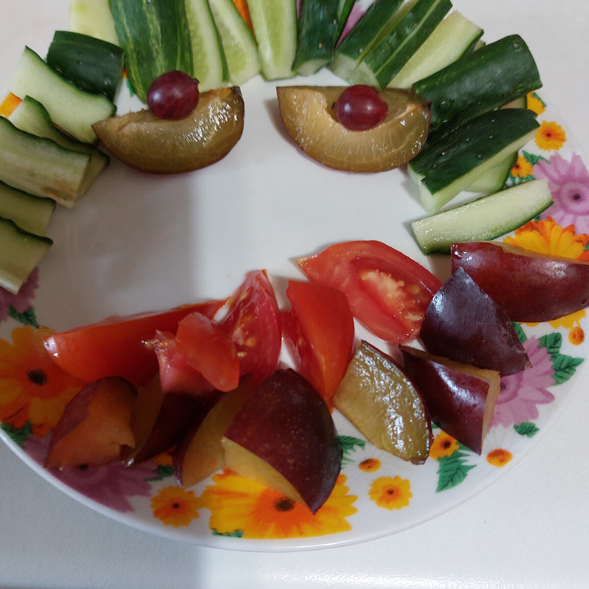 Вот . Рисую овощами и фруктами, чтобы поел внучок. Хотя бы немного.