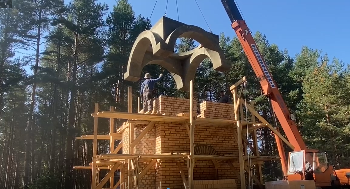 Идёт монтаж силовой конструкции купола часовни имени Святого Тимофея.