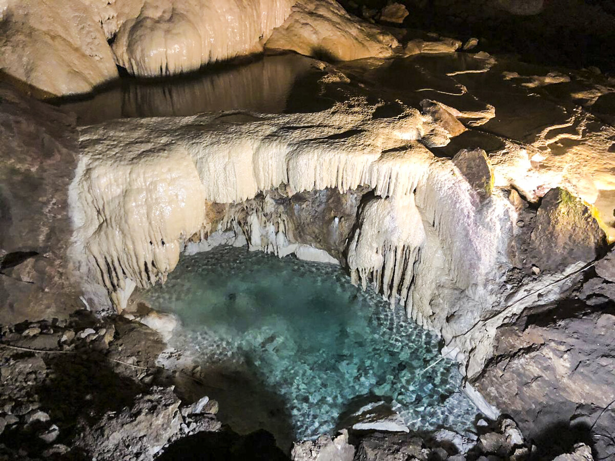 Озеро анатолия в новоафонской пещере