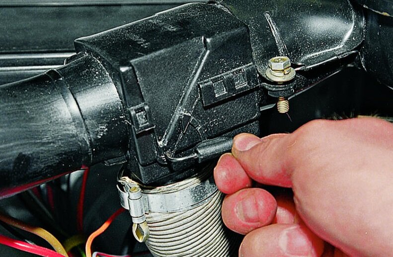 Вот так выглядел механический регулятор открытия забора теплого воздуха на карбюраторе