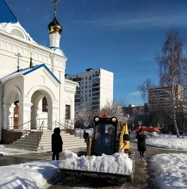 Спецтехника используется при уборке территории храма. Источник: ФБ.