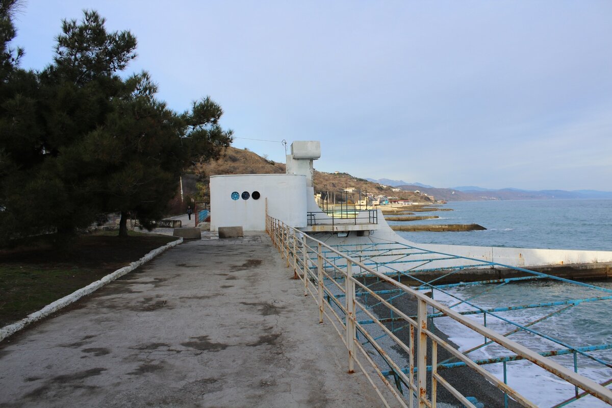 Алушта восточная. Алушта Восточная набережная. Алушта Восточная набережная сейчас. Алушта волнорезы. Восточная набережная Алушта красивые места.