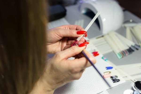 Виктория Матвеева — практика маникюра на типсах