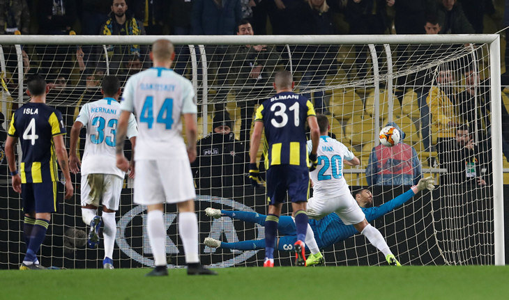 Харун Текин отражает пенальти в исполнении Роберта Мака