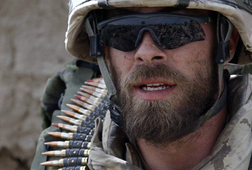 Ну темные баллистические очки, тоже частый атрибут.