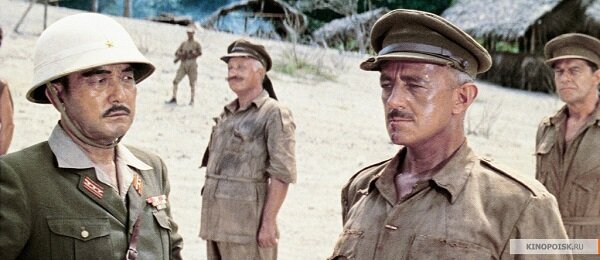 Полковник Сайто (С. Хаякава) и полковник Николсон (А. Гиннес).