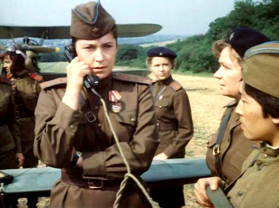 ночные ведьмы радио тапок. евгения жигуленко в фильме в небе ночные ведьмы. в небе ночные ведьмы фильм. фильм про ночных ведьм летчицы. дунькин полк ночные ведьмы.