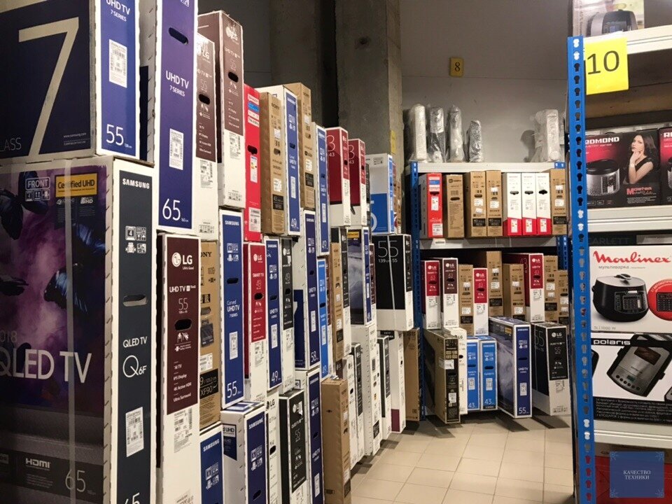 Стопки телевизоров на складе сортированные по диагоналям