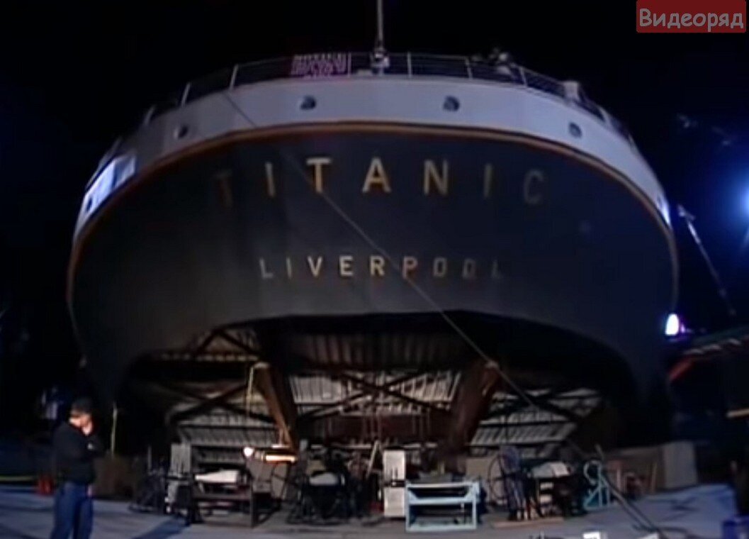 Одна из частей лайнера, способная подниматься вверх и вниз.