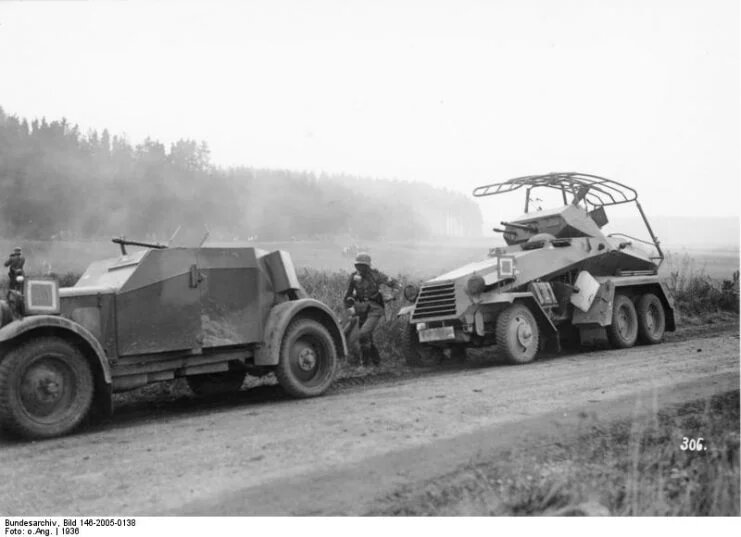Слева: Kfz 13; справа: бронированный Sd.Kfz. 232 с большой рамочной антенной. Фото: Бундесархив CC-BY-SA 3.0