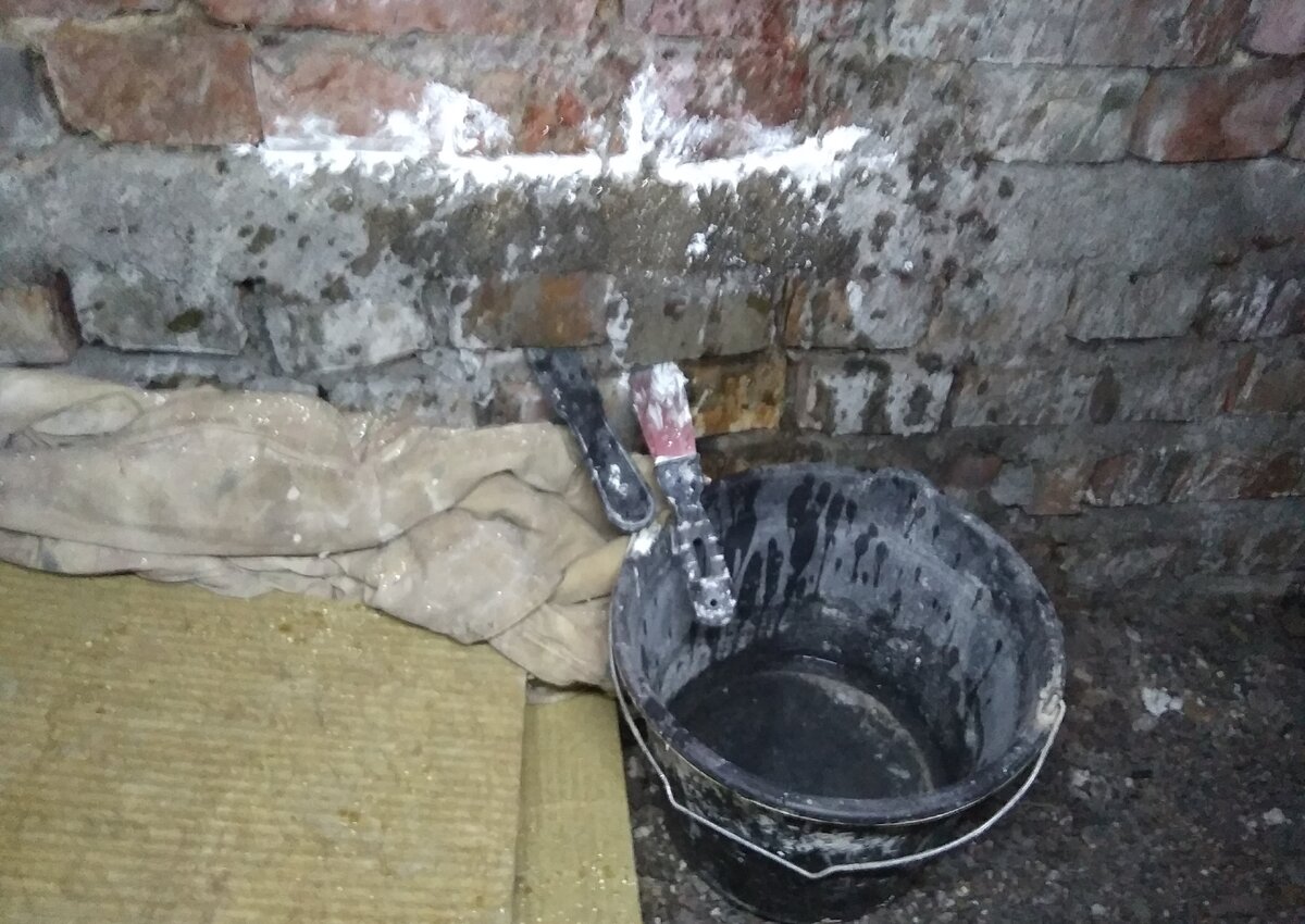 Мда, благодаря шпателям в стене, вода из швов попадала в ведро, а не в мою квартиру. Белое- жест отчаяния. герметик. Слева - одеяло.