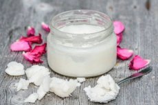 Натуральные средства часто становятся гораздо более эффективными, чем самые распространенные медикаменты. Они же способны отлично дополнить врачебные назначения. Объяснить это можно просто: в натуральных природных препаратах имеется богатый набор витаминов и минералов, и воспринимаются они человеческим организмом легко и естественно. К примеру, многие наслышаны о том, насколько может быть эффективен животный жир от кашля. При этом кашель – это лишь одно из применений таких жиров, как барсучий, козий, медвежий и др. В нашей статье вы ознакомитесь с основными свойствами животных продуктов и с особенностями их применения народной медициной.