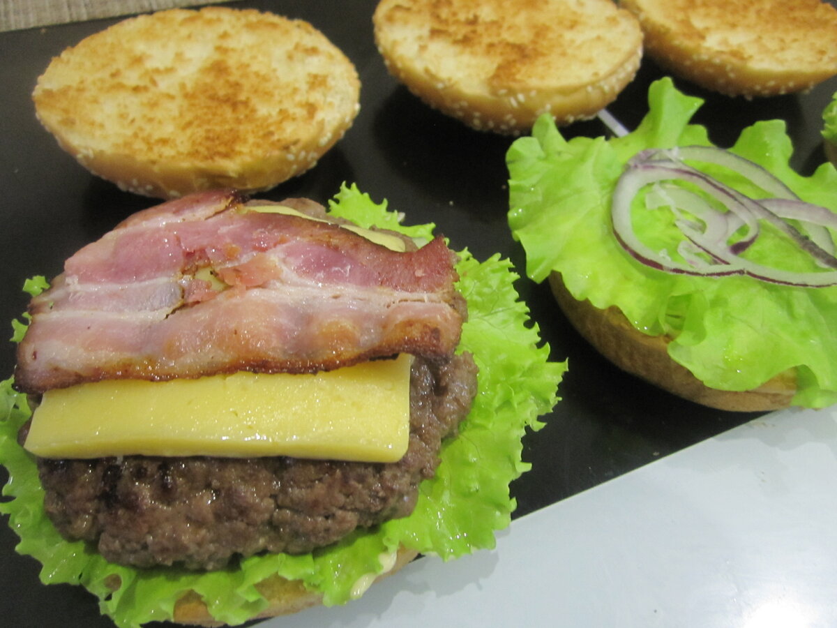 Сборка гамбургера с салатом