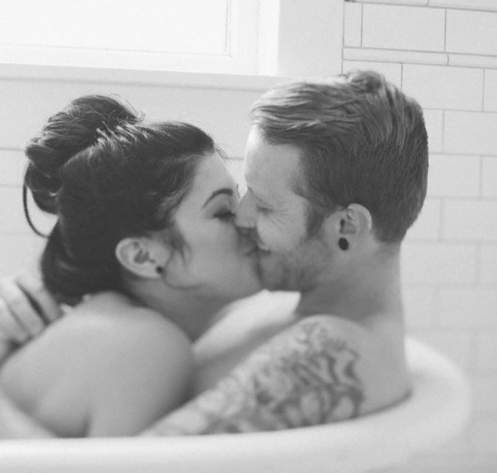Парень с девушкой в ванне. Фотосессия пары в ванной. Влюбленные в ванной. Влюбленные пары в ванной.