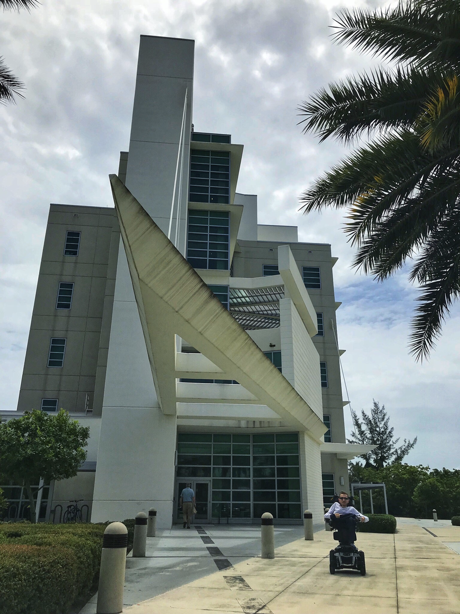 Инженерный Колледж - одно из сотни зданий на кампусе Университета