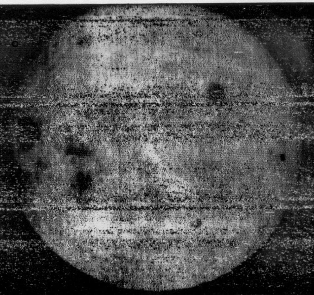 Первые изображения обратной стороны луны. Обратная сторона Луны первый снимок 1959. Снимок обратной стороны Луны 1959. Фото обратной стороны Луны 1959. Первые фотографии обратной стороны Луны 1959.