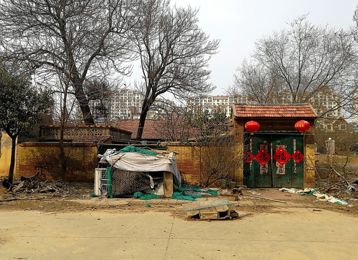 Из - за этого дома, не смогли построить 2 многоэтажки. 