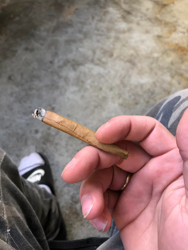 кручу джоинт. сплиф блант джойнт,косяк. кручу джоинт. крутит косяк. самокрутка джойнт.