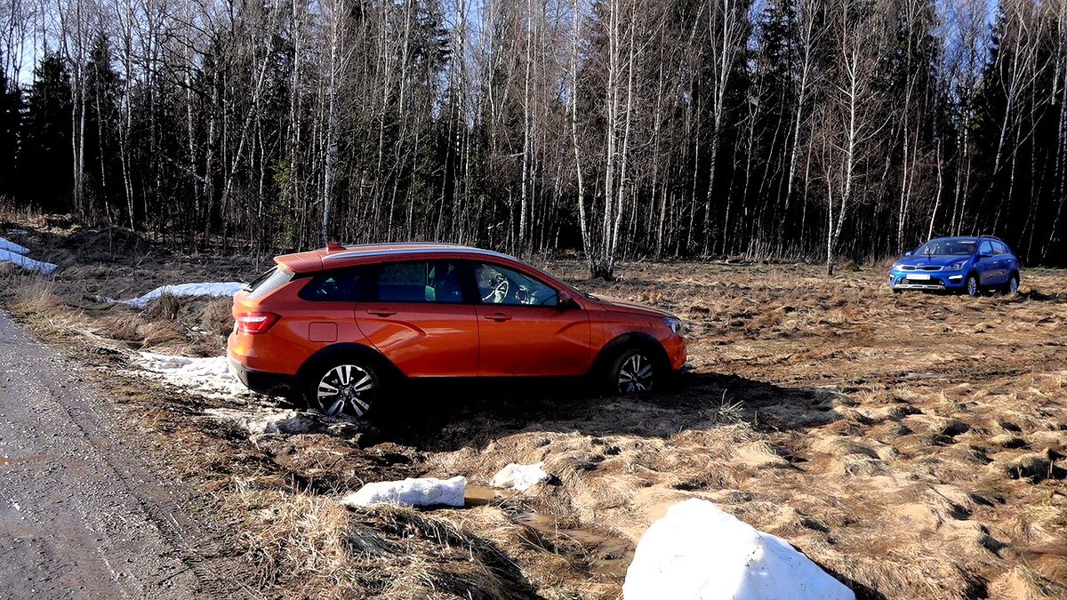 Веста СВ Кросс — Киа Рио Х-лайн появились на рынке практически одновременно, однако корейский производитель разработал версию с повышенной проходимостью на базе более компактного хэтчбека, предлагает 6-ступенчатые трансмиссии и силовые агрегаты меньшего рабочего объёма.