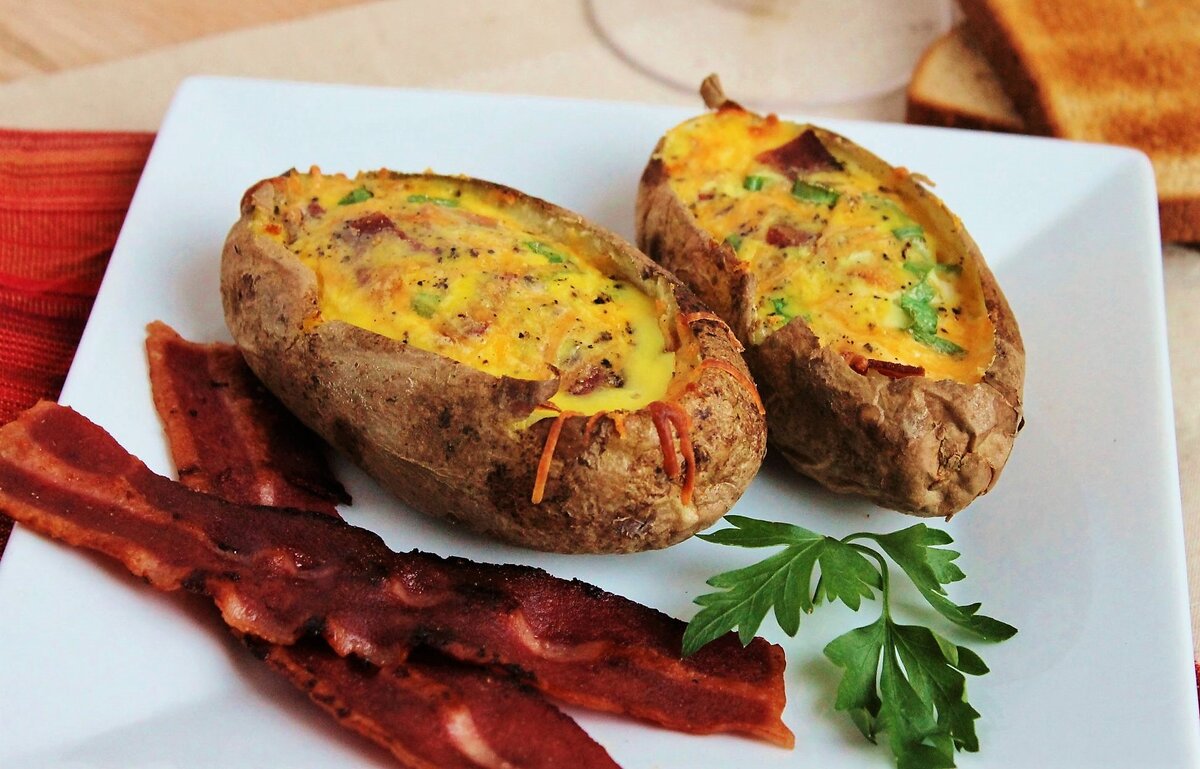 Запеченный картофель с сыром, беконом и чесноком – вкусно и просто