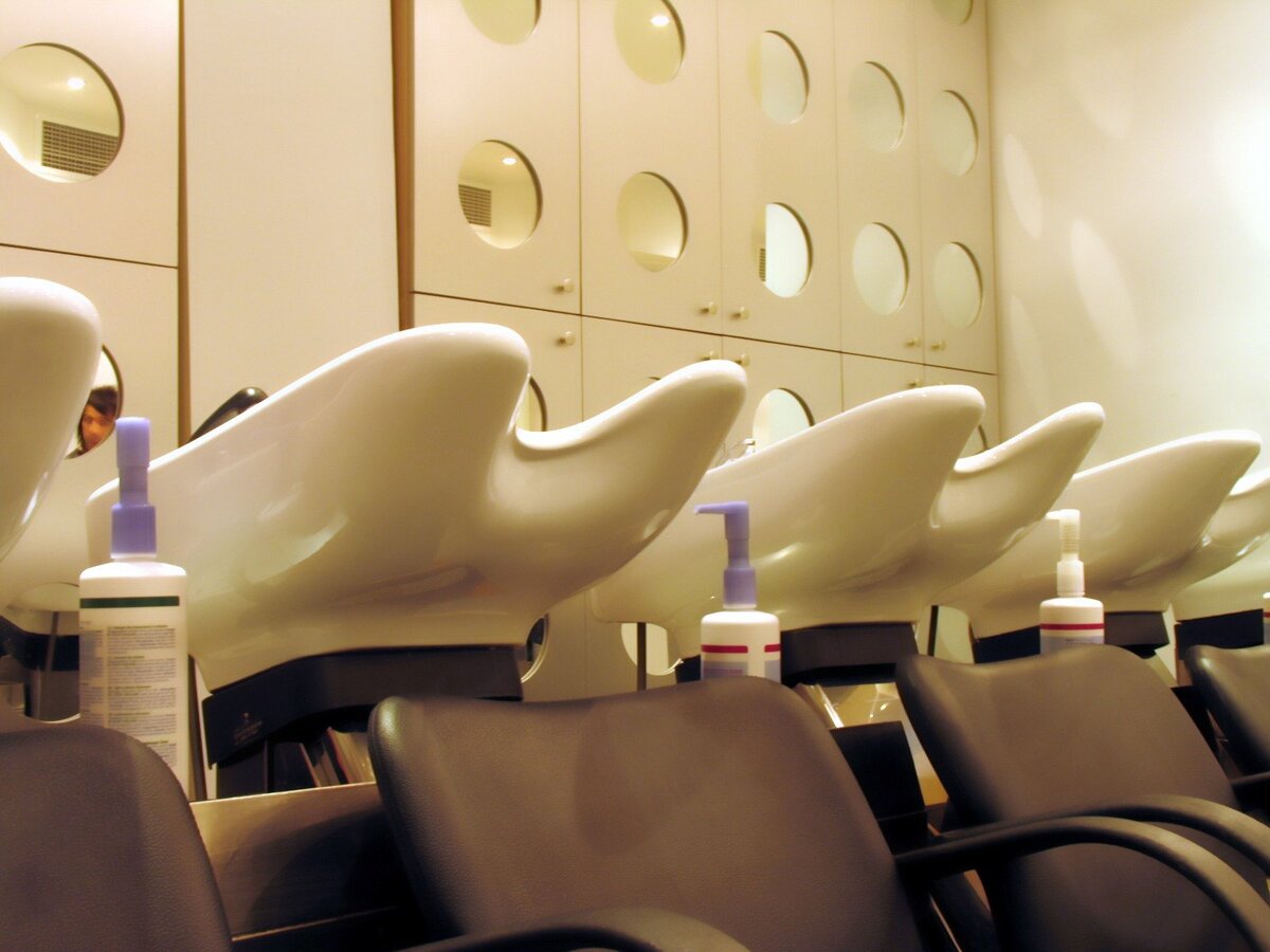 1. Наши волосы богаты белком кератином, а кожное сало – природный кондиционер для волос. Природа позаботилась о правильной сохранности структуры волос. Ее остается поддерживать. В рацион женщины должны входить зеленые овощи, богатые витамином С, а также куриное филе (белковая пища), орехи, яйца, молочные продукты и бобовые. Женщина должна не забывать про биологическую структуру волос. В случае ее ухудшения никакие шампуни не помогут. Морковь содержит много витамина А, причем он обязательно должен употребляться в присутствии жирных продуктов. Этот витамин укрепляет кожу головы и быстро обновляет эпидермис кожи, что улучшает выработку кожного сала. 
2. Естественный уход в качестве рационального питания должен поддерживаться средством по уходу за волосами. Проследите за ними. У каждого организма индивидуальный набор проблем, существующих с волосами. Перхоть, блеск, ломкость, выпадение – эти слова пугают любого. Определившись с проблемой, можно выбирать себе средство для волос. Периодически их нужно менять и подбирать индивидуально. Если возникает трудность с выбором средства для волос, лучший помощник – парикмахер. После стрижки посоветуйтесь с ним.
3. Нужно знать, как правильно справляться с мокрыми волосами. После бассейна, морских процедур обязательно их нужно мыть шампунем. Полотенцем не нужно вытирать голову насухо и пытаться надавить на волосы. Из-за этого они становятся ломкими, нужно просто полотенцем убрать лишнюю воду. 
4. Феном сушить аккуратно и недолго. Слишком близко подносить фен также не желательно. Горячий воздух может повредить ваши волосы.
5. Раз в две недели пользуйтесь различными масками, бальзамами для волос. Если у вас наблюдается перхоть, обрабатывайте волосы каждый день противогрибковым средством.