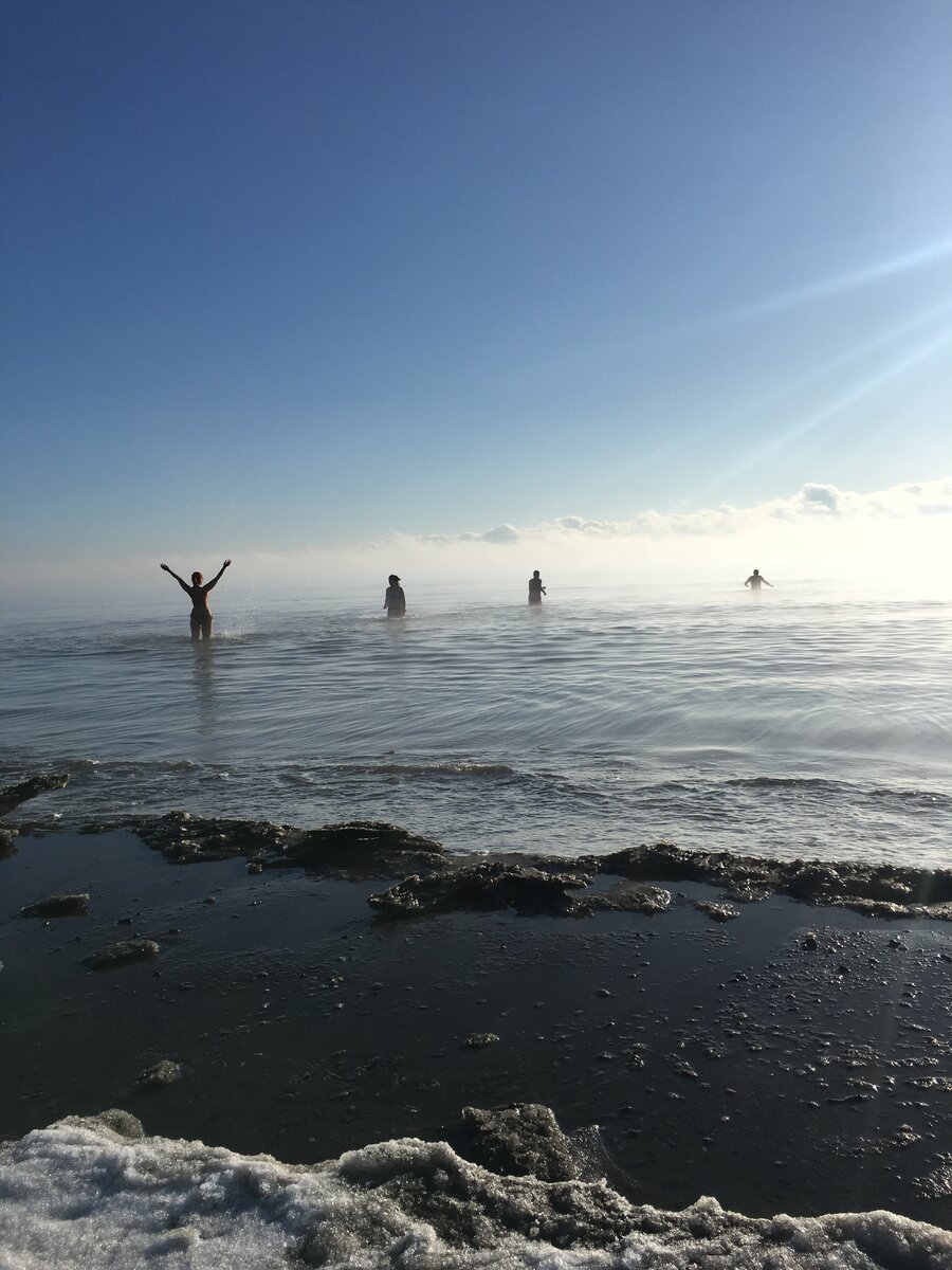 Особенно хорошо моржам. Вода всегда холодная. 