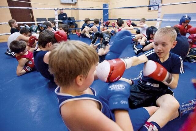    Дети попадают в боксерский зал разными путями и по разным причинам. Наиболее распространенные из них
1. За компанию - с одноклассниками или братом
2.