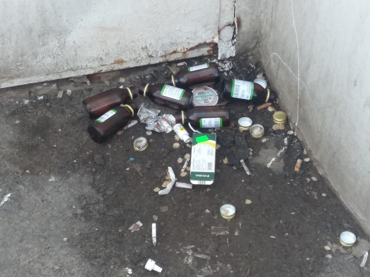                Лишь малая часть того, что валяется неподалёку от аптеки.