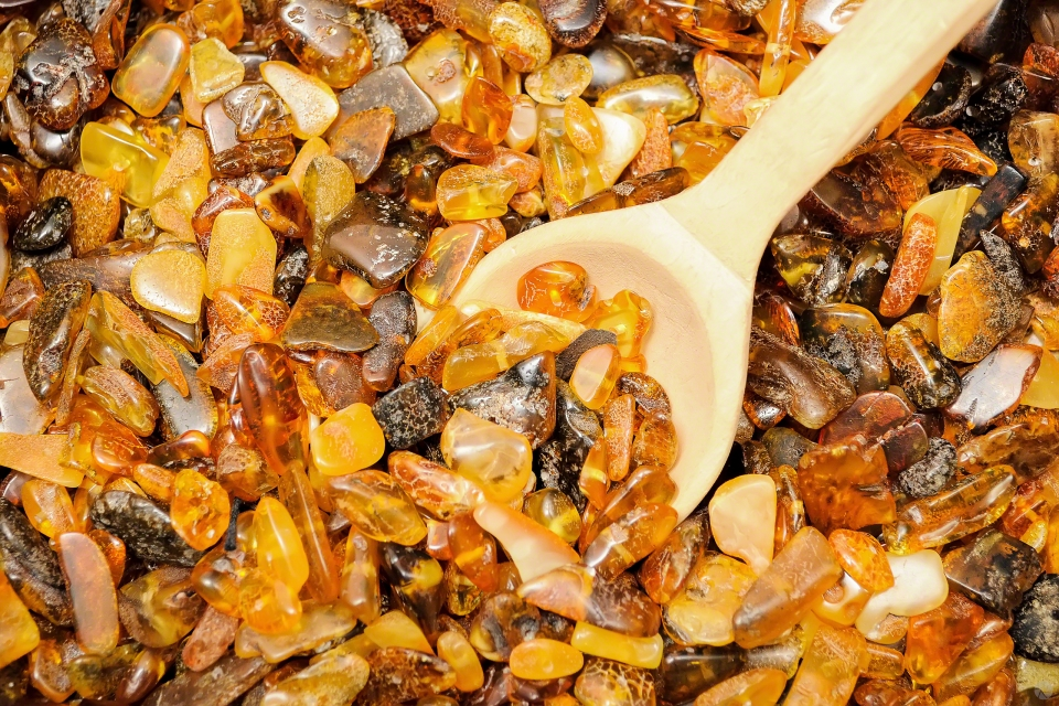 Необработанный янтарь сохраняет максимум лечебных свойств. Фото с www.photo-free.ru