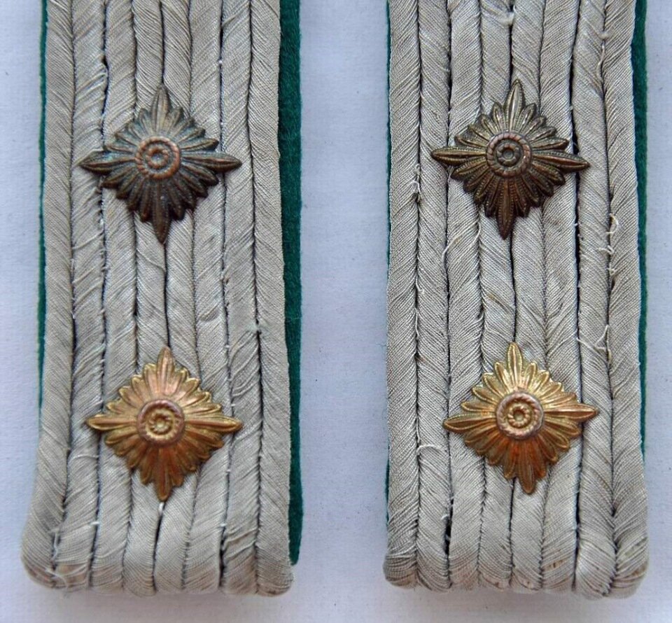 Немецкий погон из витого шнура. Генеральские были и вовсе заплетены косичкой. Но способ плетения разнился в зависимости от звания. В России такие погоны не прижились