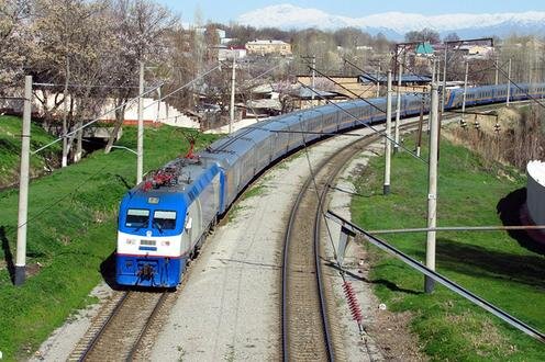  Состав с электровозом на железной дороге в Узбекистане. Фото Semen1966 с сайта Wikipedia.org