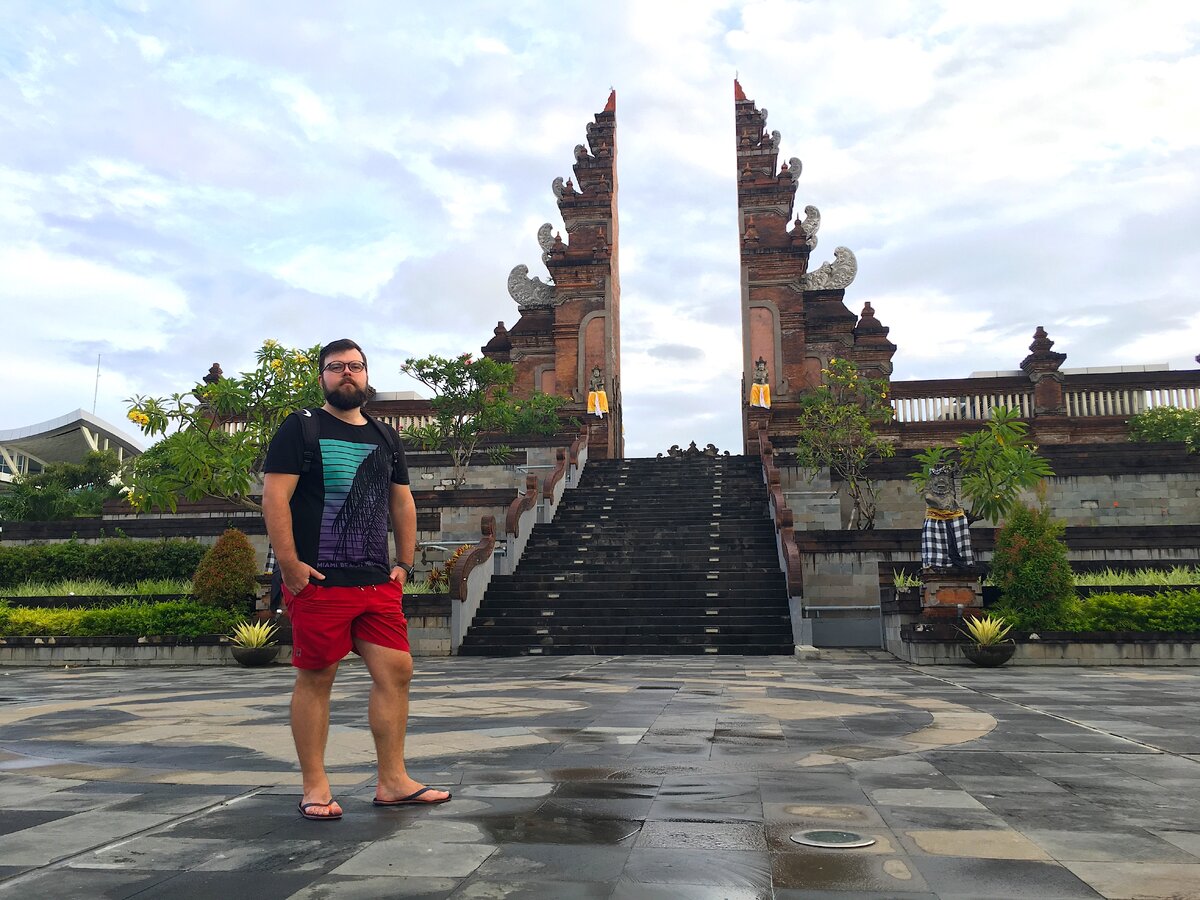 Это я в аэропорту г. Денпасара на острове Бали