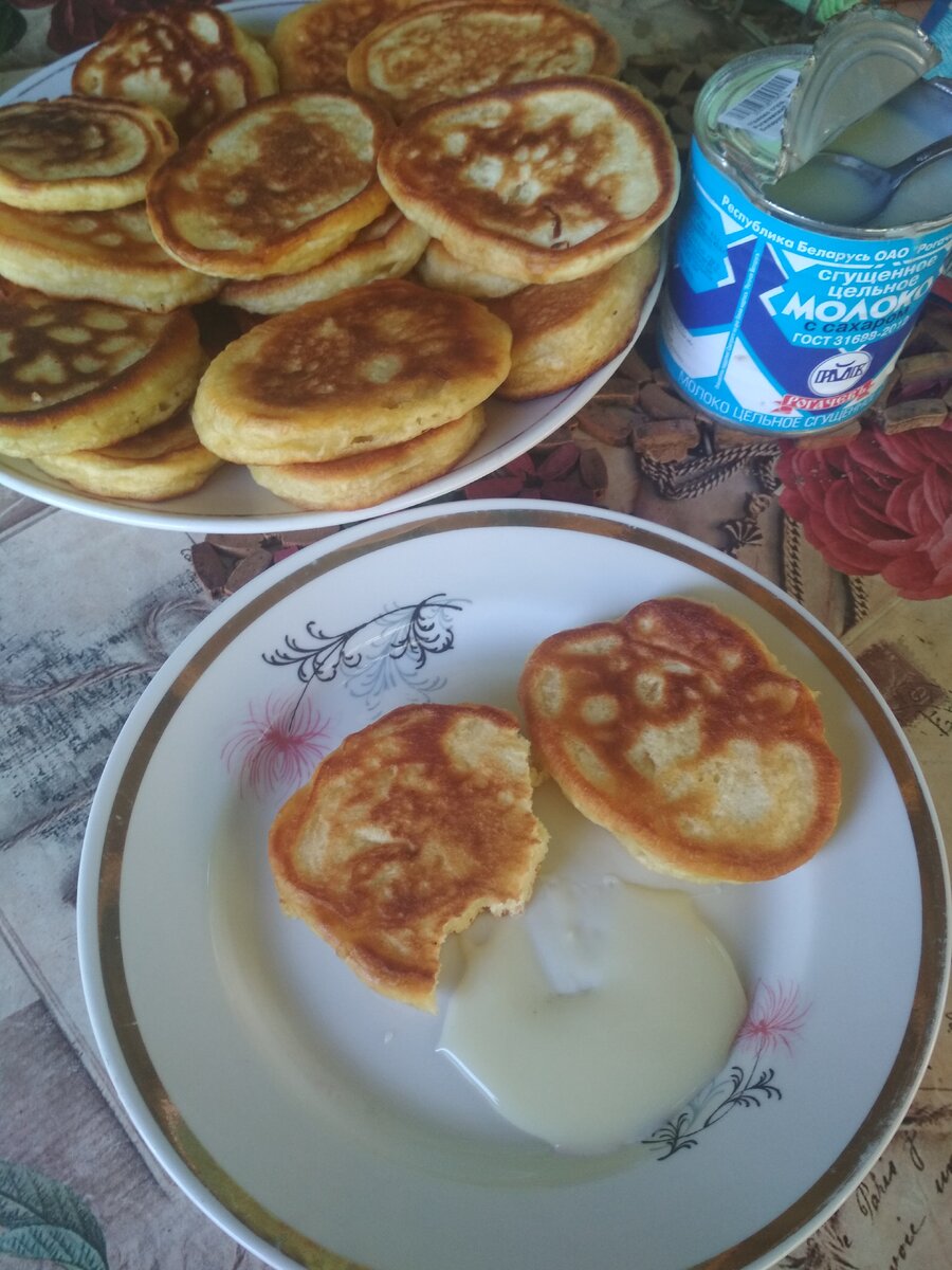 Блины на тарелке со сгущёнкой