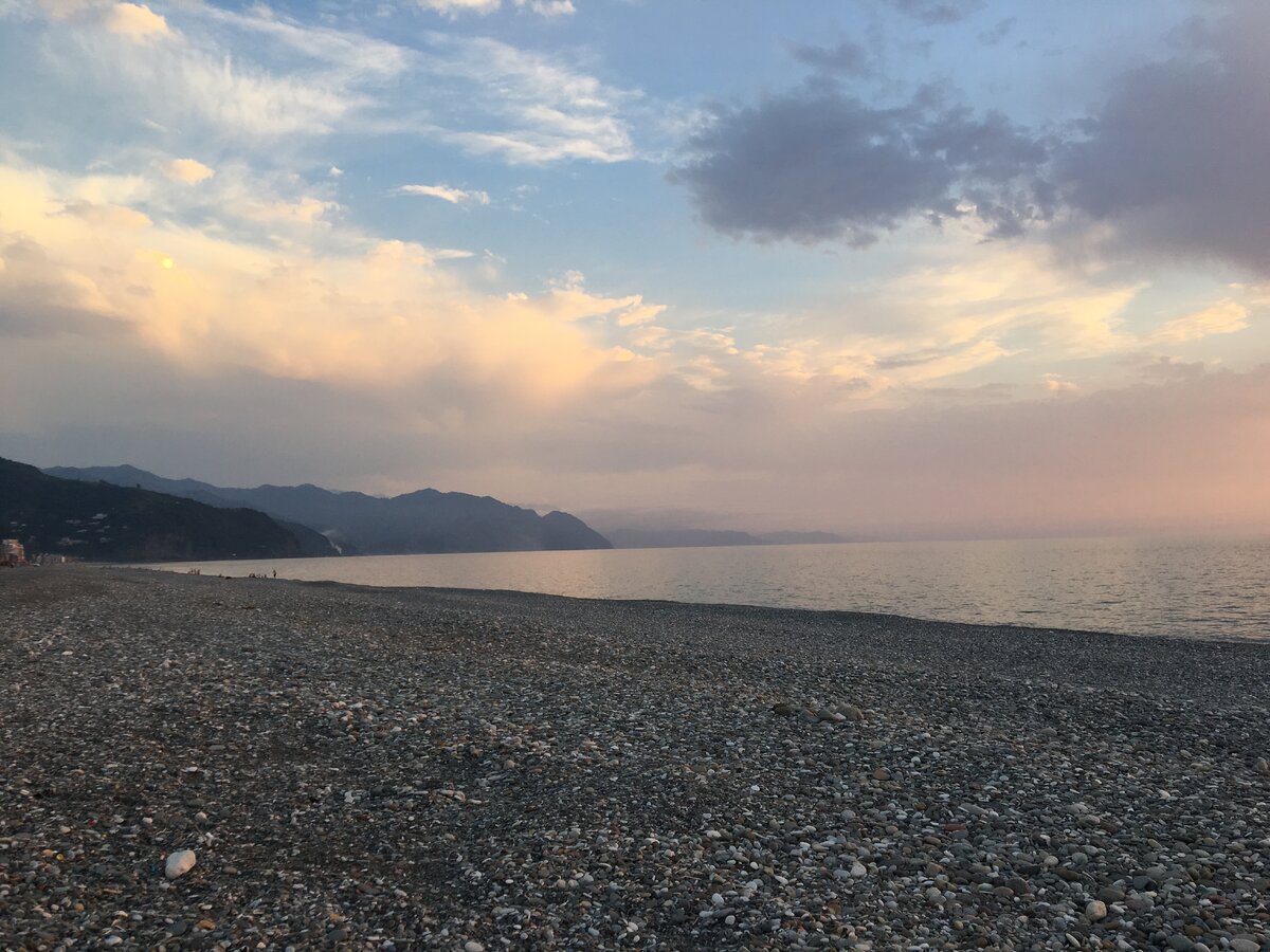 Дальняя часть пляжа без лежаков.