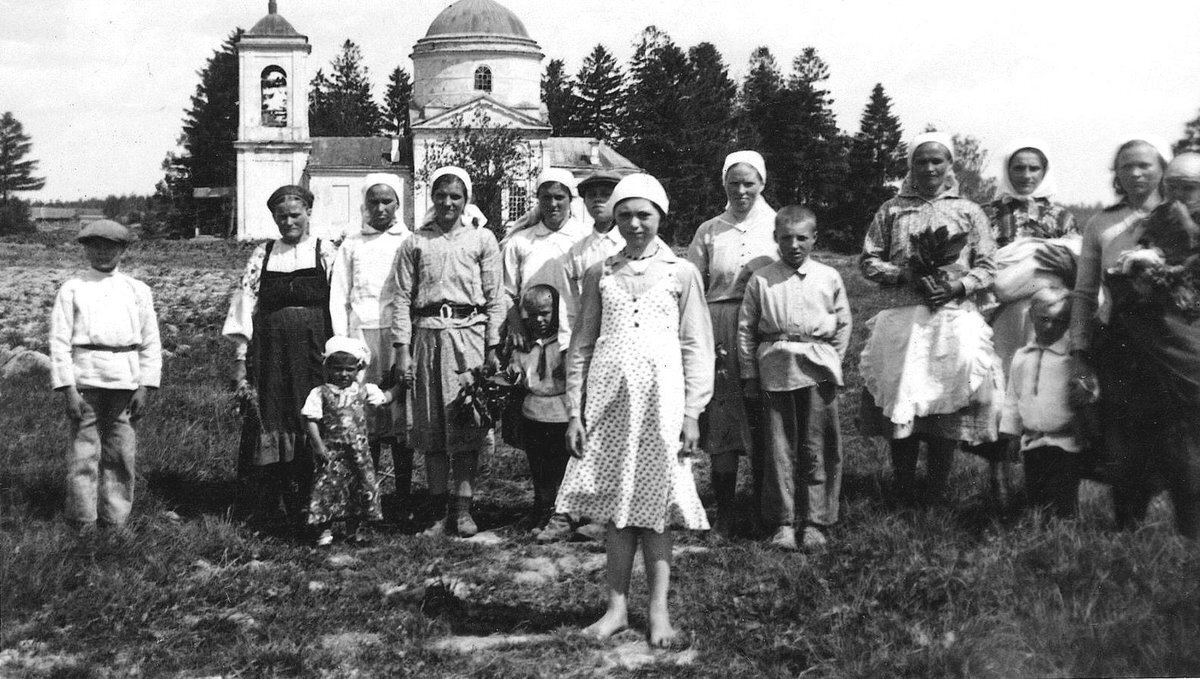 Жители оккупированного села Басино фотографируются у церкви. Источник: http://waralbum.ru/220315/