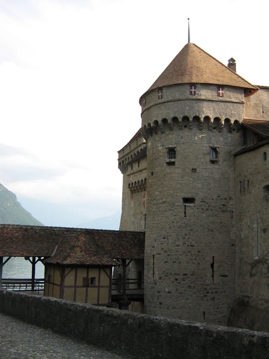 Крепкие стены замка надёжно хранят его секреты.