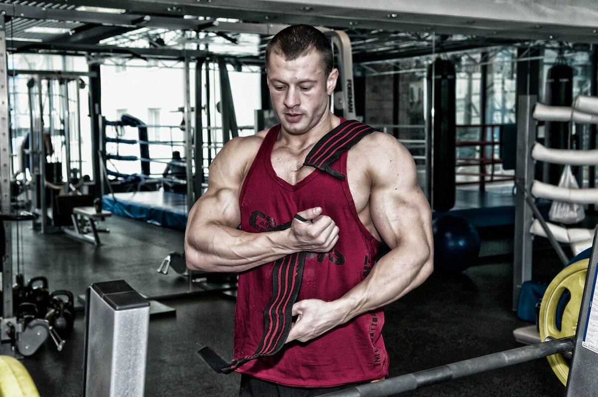 
Казалось бы мелочь и раньше спокойной обходились без всей этой приблуды,но бодибилдинг такой вид спорта где важна любая мелочь.Тут вес поднял побольше,тут сделал на 1 повторение больше,вовремя восстановился,уберег себя от травмы,в оконцовке и другая форма получается.
Речь идет о аксессуарах применение которых поможет вывести вас на новый уровень.Поэтому собирая сумку не забудь положить:
1)Шейкер-2шт,один под протеин,второй под всаа. Восстанавливаться необходимо,это один из ключей к росту.
2)Таблетница-если предпочитаешь таблетированные формы препаратов,тогда она будет незаменимым помощником.
3)Тяжелоатлетический пояс-необходимо оберегать поясницу,чтоб поднимать большие веса
4)Тяговые лямки-когда кисти уже не держат,а запас сил еще есть,только они помогут сделать еще несколько повторений
5)Наколенные бинты-есть травма коленей без них никуда,да и вес можно поднимать гораздо больший.
6)Кистевые бинты-когда кисть начинает слабеть и гулять,они всегда придут на помощь.
Вот то,что я беру с собой на тренировку,и считаю необходимым. Надеюсь мои советы вам пригодятся, удачных тренировок.