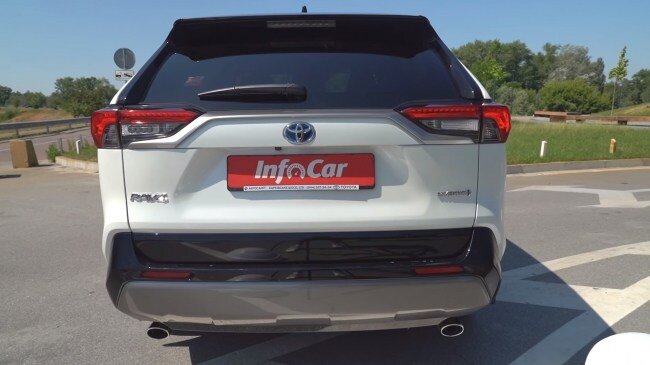 Toyota RAV4 Hybrid вид сзади