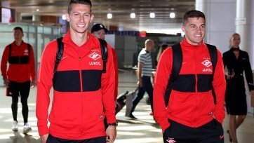 Фото: spartak.comО вылете подопечных Олега Кононова в Швейцарию сообщает клубная пресс-служба. Напомним, в четверг, 8 августа», спартаковцы сыграют в гостях с «Туном» в рамках третьего предварительного раунда Лиги Европы. Мачт начнется в 20:00.
