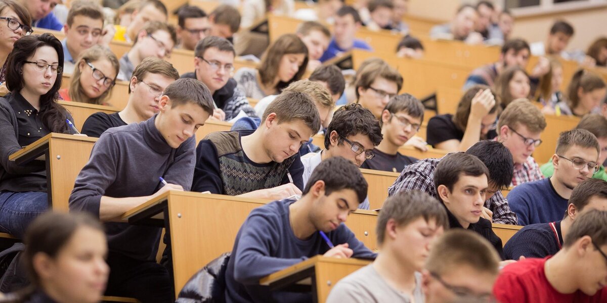 Такие вот аудитории во многих ВУЗах и ССУЗах) 1 курс.